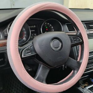 Rózsaszín kormányvédő kövekkel díszítve