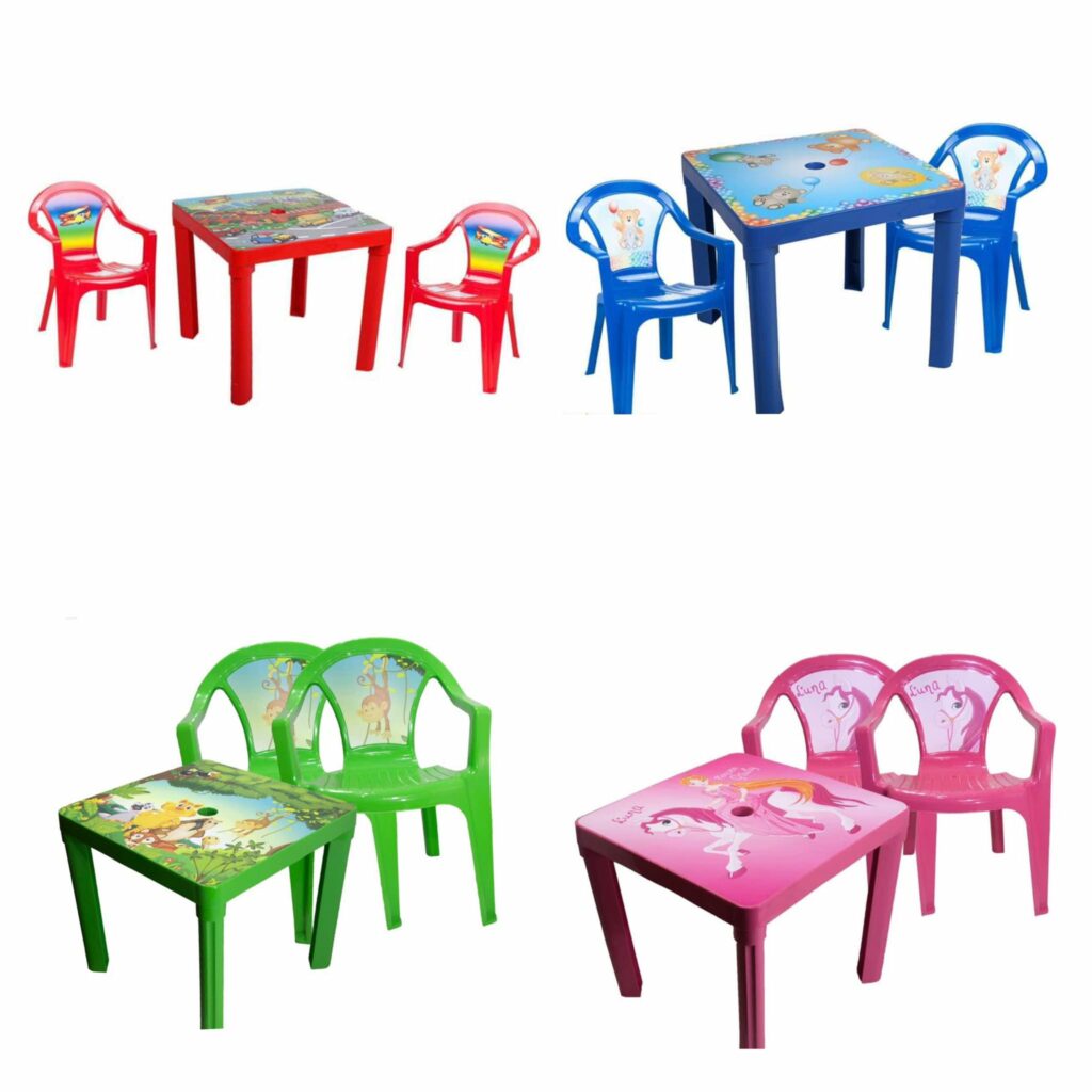 Gyerek műanyag mintás asztal székekkel napernyő tartóval